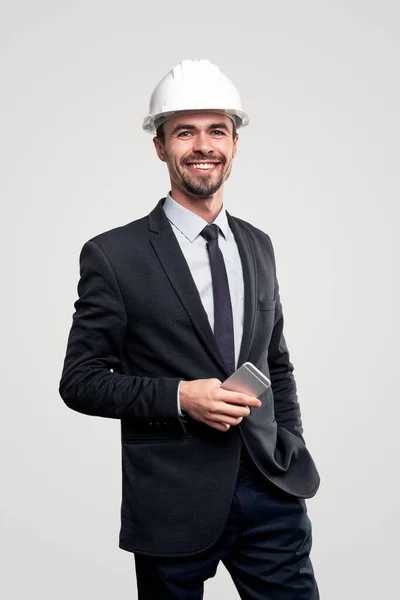 Confident architect with smartphone looking at camera — Stock Photo, Image