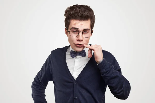 Jeune homme intelligent dans des lunettes regardant la caméra — Photo