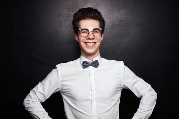 Homem inteligente alegre em roupa de nerd e óculos — Fotografia de Stock