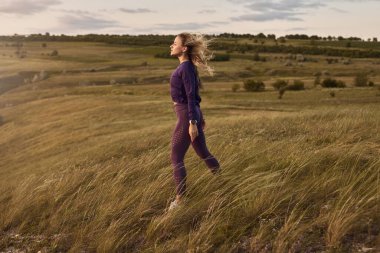 Formda bir kadın sahada idmandan sonra dinleniyor.
