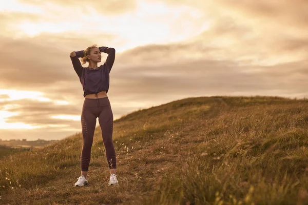 Joven deportista calentándose en la naturaleza — Foto de Stock