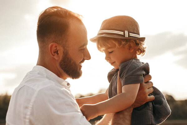 Happy father playing with son in nature — Stock Photo, Image