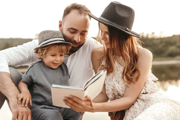 호수 근처에서 가족이 읽는 행복 한 책 — 스톡 사진