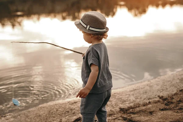 Маленька дитина з вудкою на озері — стокове фото