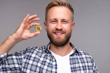 Sakallı adam bitcoin gösteriyor ve gülümsüyor