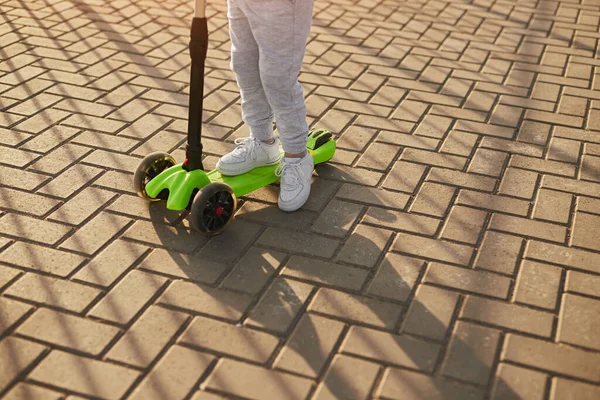 Kind fährt Roller auf Straße — Stockfoto