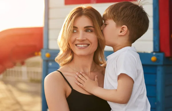 Mãe feliz com menino na rua — Fotografia de Stock