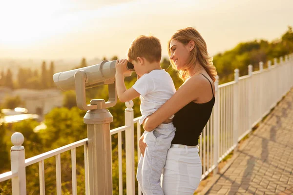 Matka i dziecko obserwują naturę przez lornetkę — Zdjęcie stockowe