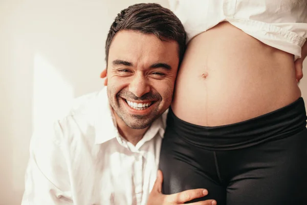 Gelukkig liefdevol paar verwacht baby — Stockfoto