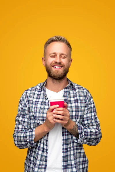 Homem feliz desfrutando café da manhã — Fotografia de Stock