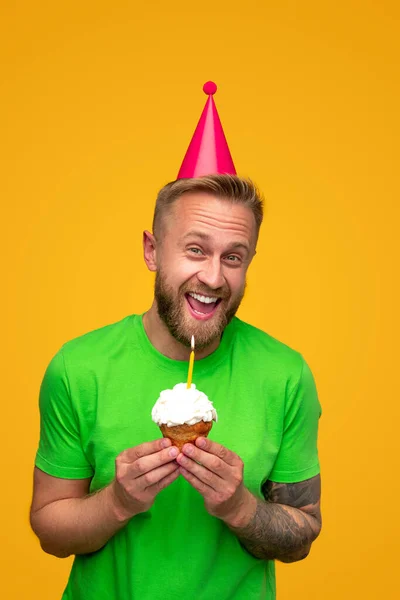 Cara barbudo animado com cupcake aniversário — Fotografia de Stock