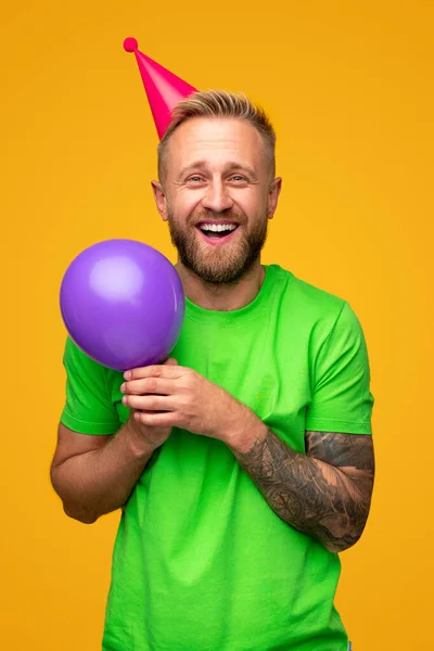 Homem barbudo engraçado com balão de festa — Fotografia de Stock