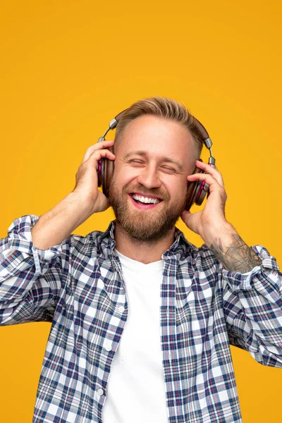 Щасливий чоловік слухає музику із закритими очима — стокове фото