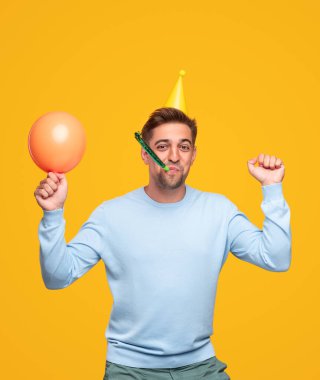 İyimser genç adam doğum gününü kutluyor.