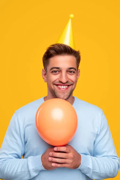 Glad ung kille med ballong firar semester — Stockfoto