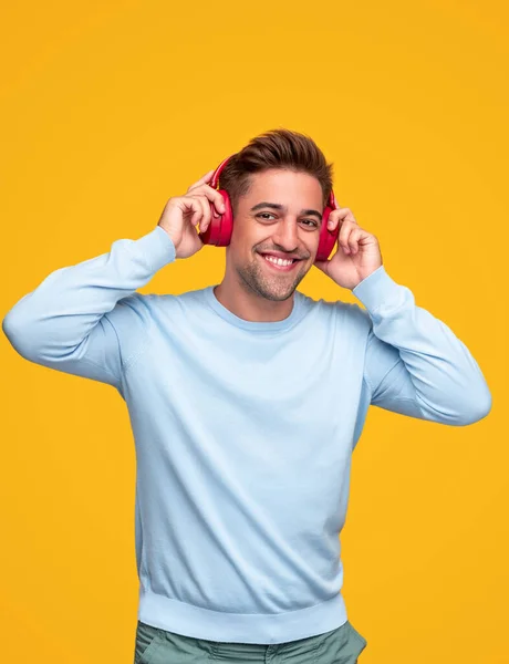 Homem alegre com fones de ouvido ouvindo música — Fotografia de Stock