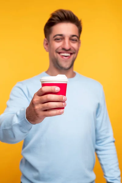 Ευτυχισμένος άνθρωπος που προσφέρει καφέ στην κάμερα — Φωτογραφία Αρχείου