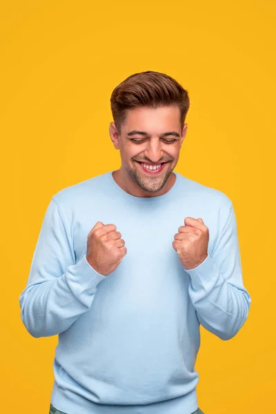 Jovem sorrindo e celebrando o sucesso — Fotografia de Stock