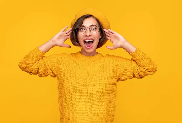 Elegante jovem mulher gritando de emoção — Fotografia de Stock