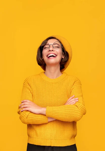 Mujer riendo en ropa amarilla — Foto de Stock