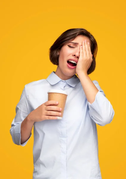 Mujer cansada frotando los ojos mientras toma café —  Fotos de Stock