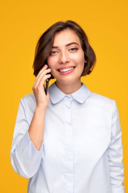 Genç bayan cep telefonundan konuşuyor.