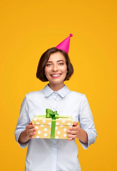 Mulher alegre com caixa de presente de aniversário — Fotografia de Stock