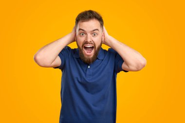 Korkmuş adam kameraya bakıyor ve çığlık atıyor.