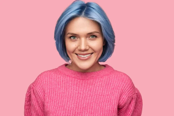 Sorrindo jovem mulher com cabelo tingido — Fotografia de Stock