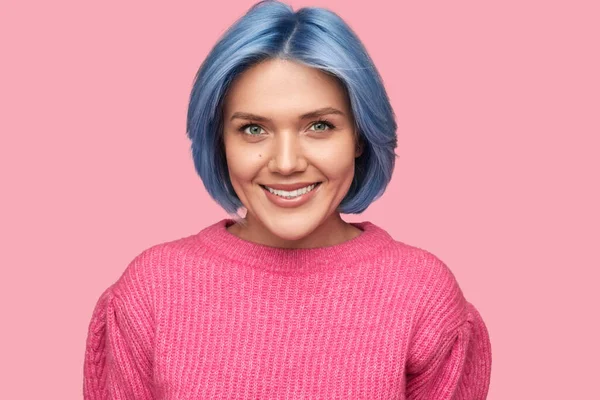 Mujer joven sonriente con el pelo teñido — Foto de Stock