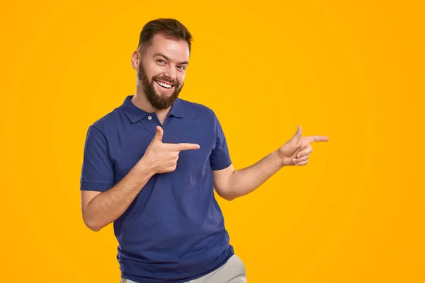 Verrukte man met baard wijst opzij. — Stockfoto