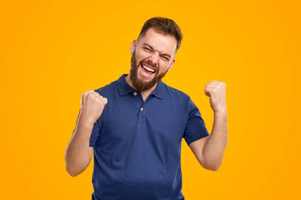 Homem barbudo animado comemorando a vitória — Fotografia de Stock