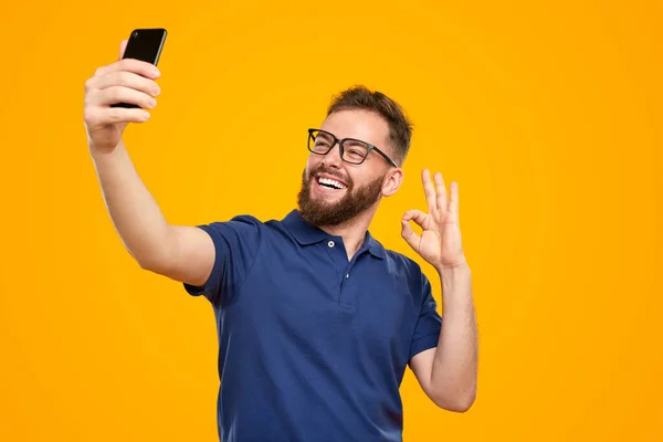 Homem barbudo feliz mostrando OK sinal e tirar selfie — Fotografia de Stock