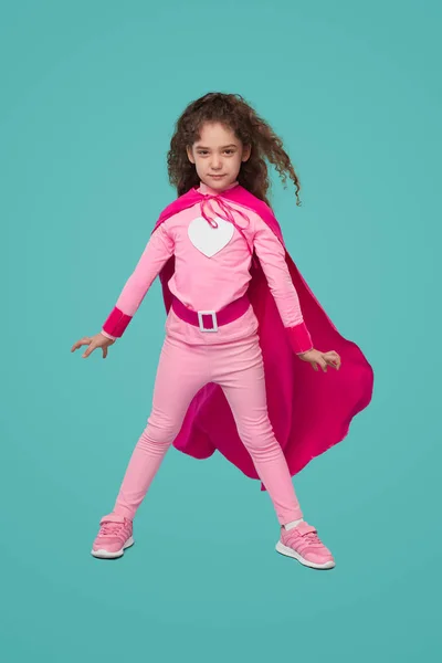 Chica valiente superhéroe en traje rosa — Foto de Stock