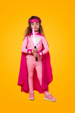 Kılıçlı, kendinden emin süper kahraman çocuk.