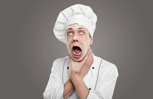 Αστείος σεφ με το στόμα ανοιχτό και τα χέρια στο λαιμό — Φωτογραφία Αρχείου
