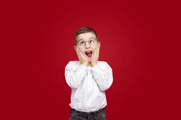 Smart pojke skriker under studierna — Stockfoto