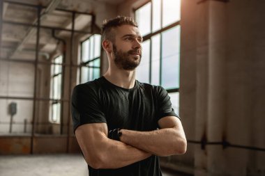 Spor salonunda kendine güveni tam bir sporcu.