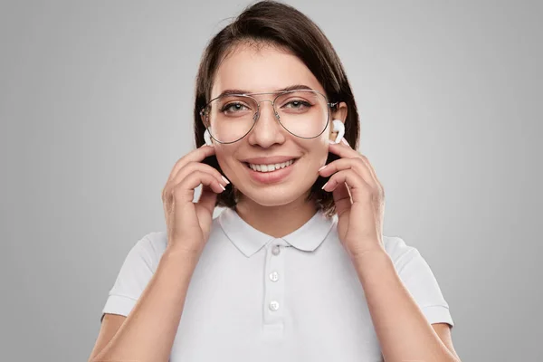 Glückliche Frau stellt echte drahtlose Ohrhörer ein — Stockfoto