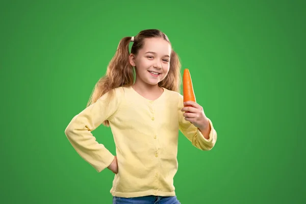 Menina alegre com cenoura fresca — Fotografia de Stock