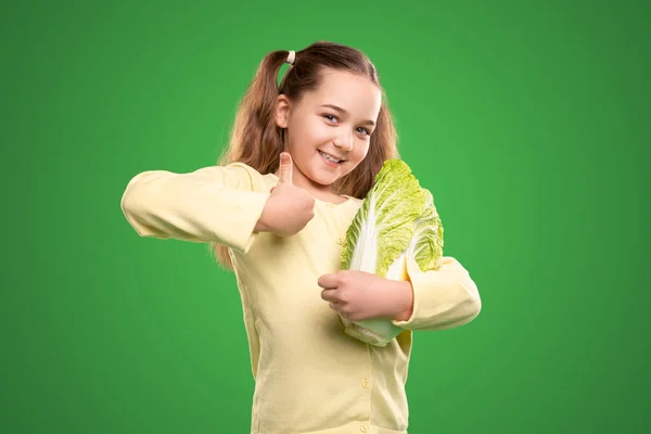 Chica feliz aprobando comida saludable — Foto de Stock