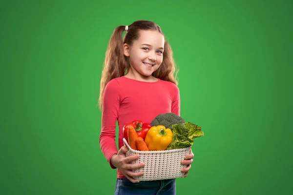 Çeşit çeşit sebzeleri olan neşeli çocuk. — Stok fotoğraf