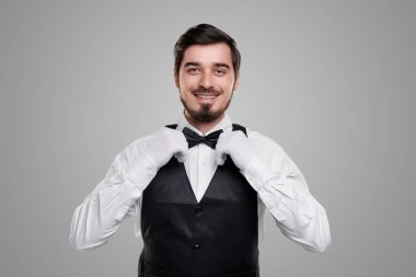 Pozitif garson papyon ayarlıyor.