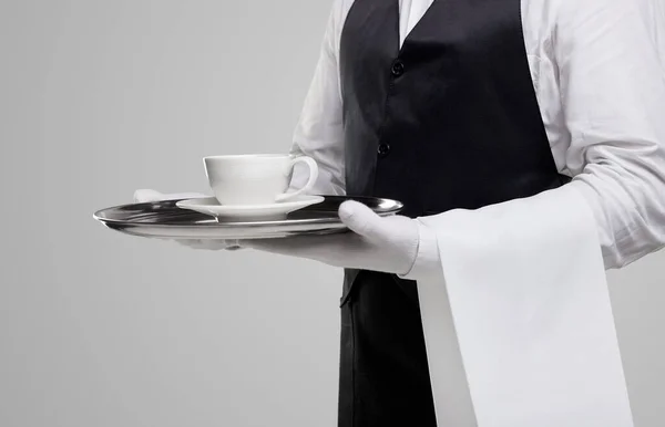 Garçom elegante servindo xícara de café — Fotografia de Stock