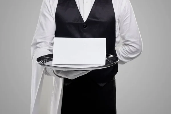 Eleganter Kellner mit leerer Speisekarte auf Tablett — Stockfoto