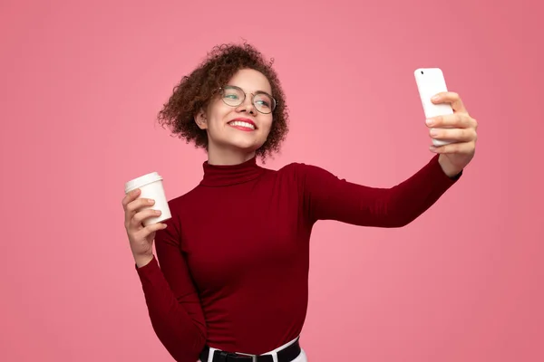 Joven alegre con café tomando selfie — Foto de Stock