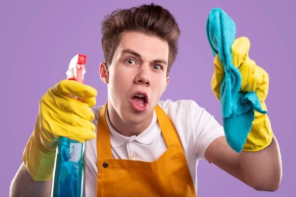 Lustiger junger Mann beim Putzen — Stockfoto
