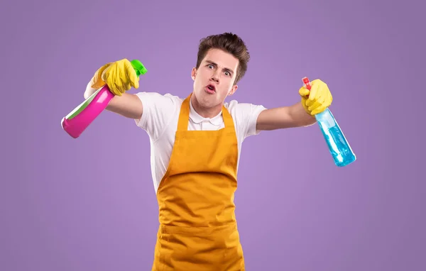 Verrückte männliche Haushälterin mit Waschmitteln — Stockfoto