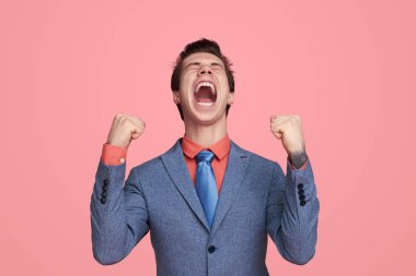 Başarı Kutlaması İçin Heyecanlı Genç İş Adamı