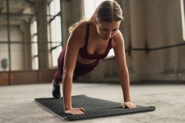 Sportif kadın tahta egzersiz jimnastik salonu yapmak